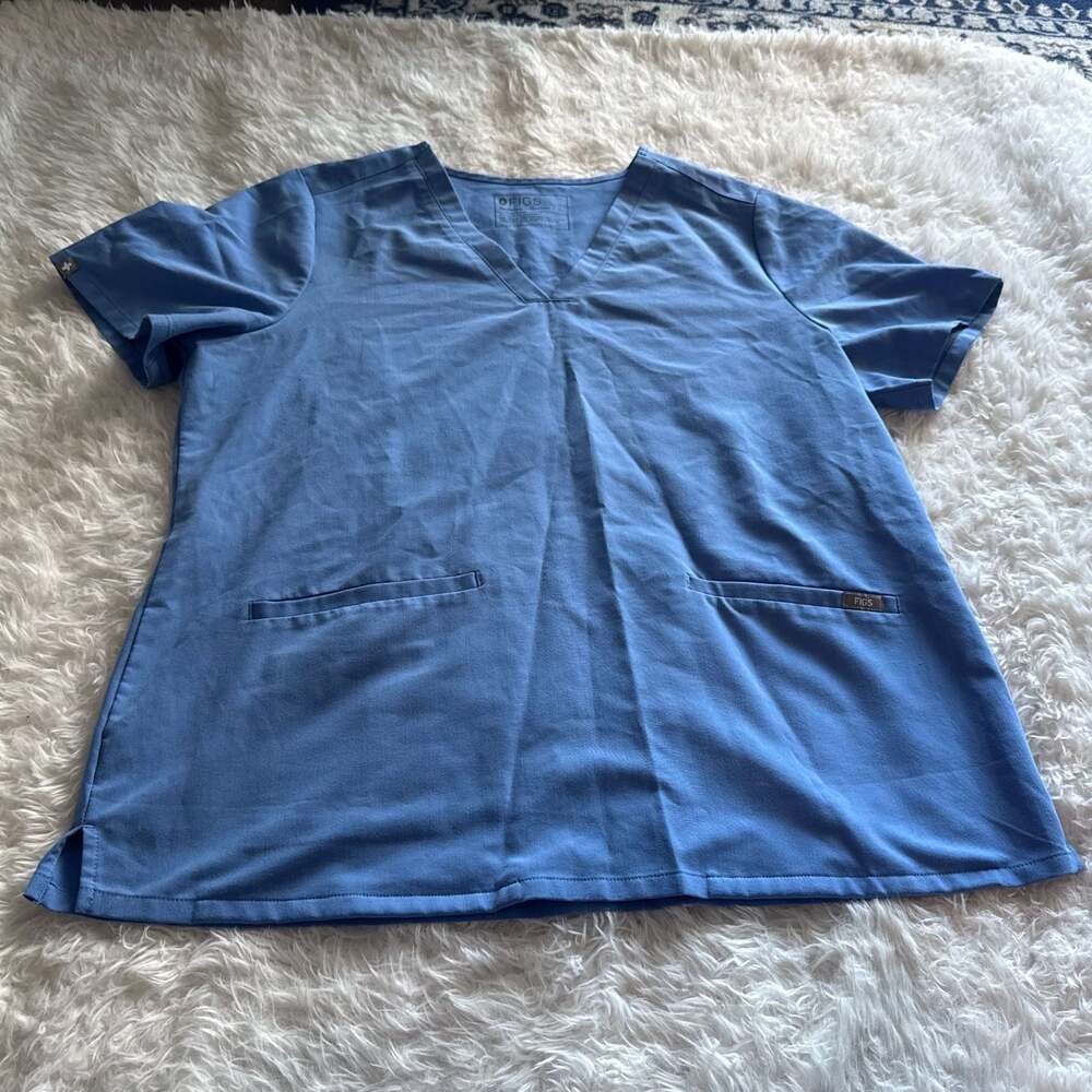 FIGS‎ Casma Two- Pocket Scrub Top in Ceil Blue XL